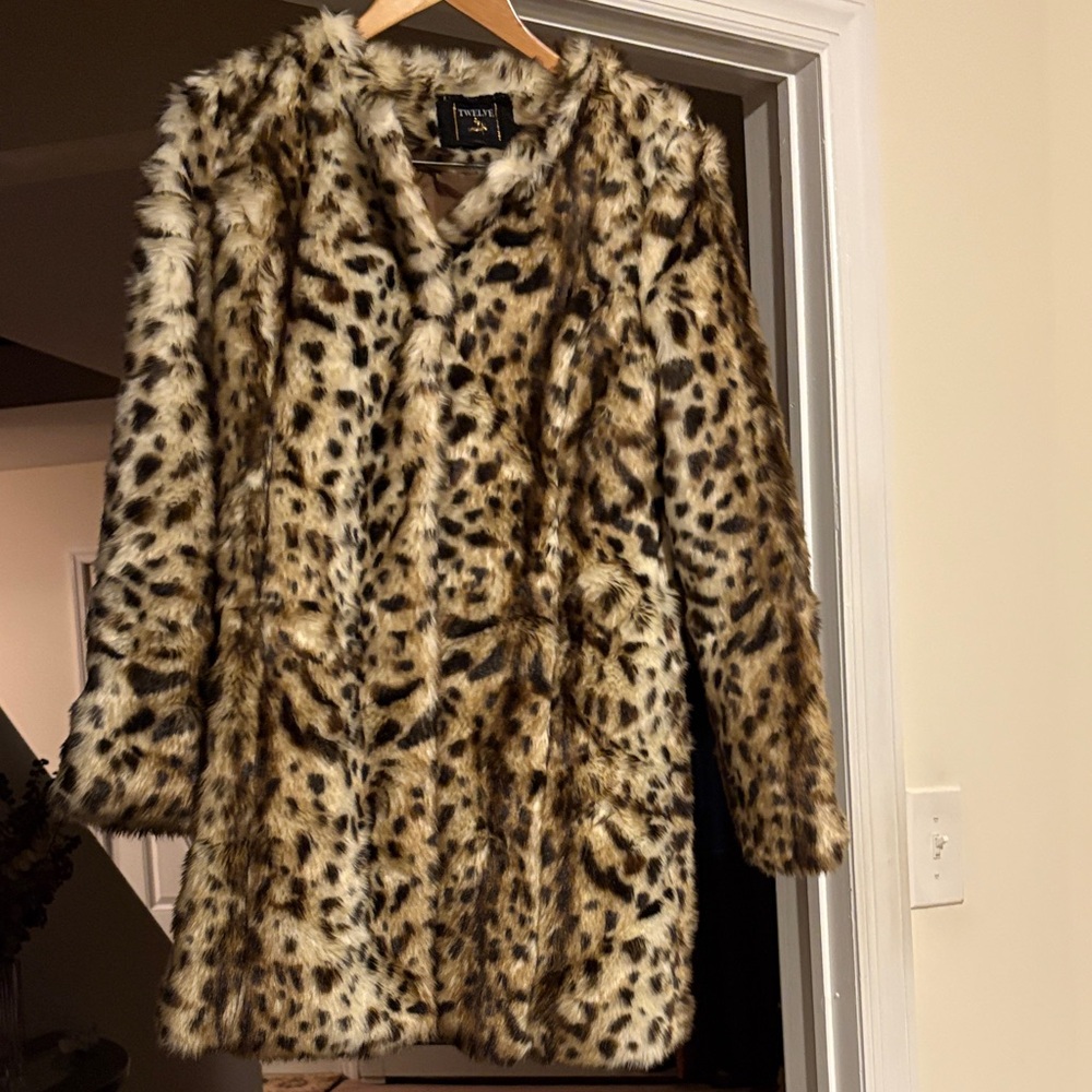 Twelve Ladies Faux Fur Leopard Print Midi Coat in Size Medium